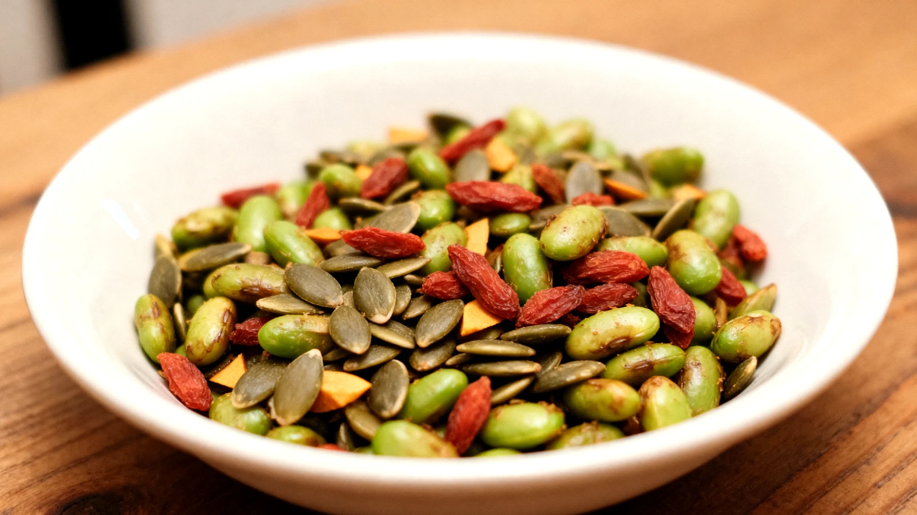 Edamame tostati con semi di zucca e bacche di goji"
