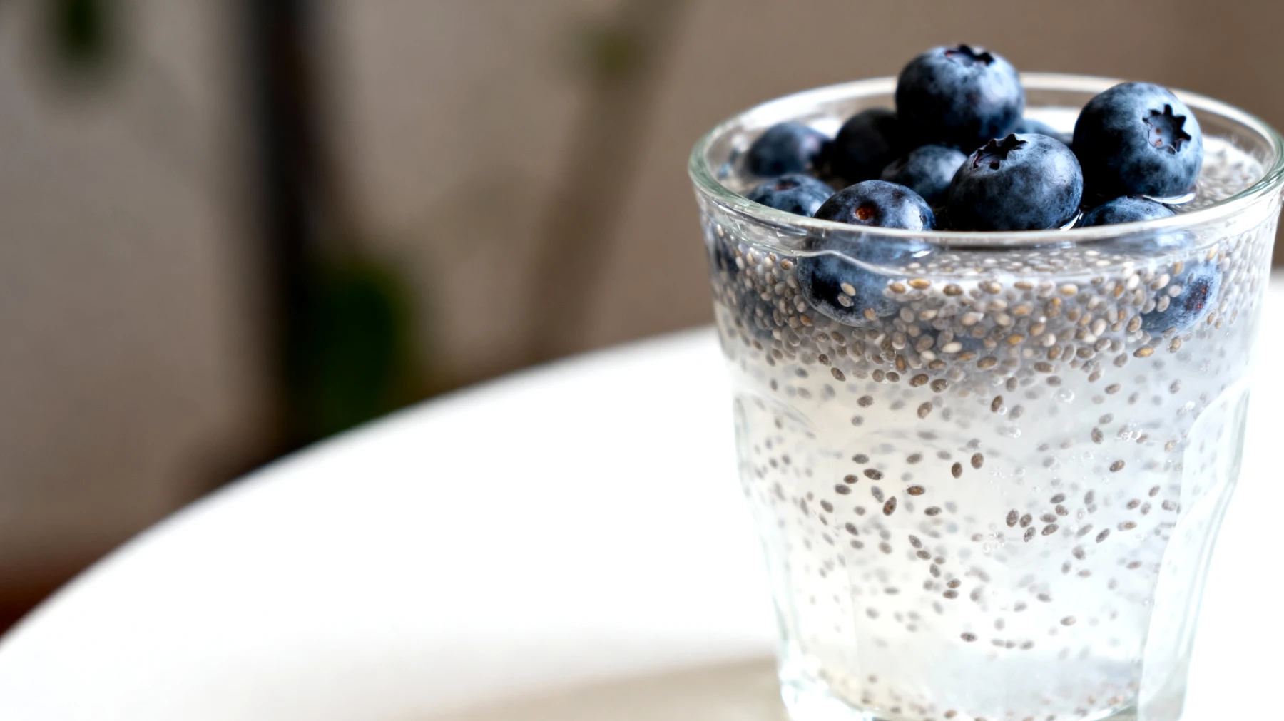 Kefir d'acqua con semi di chia e mirtilli"