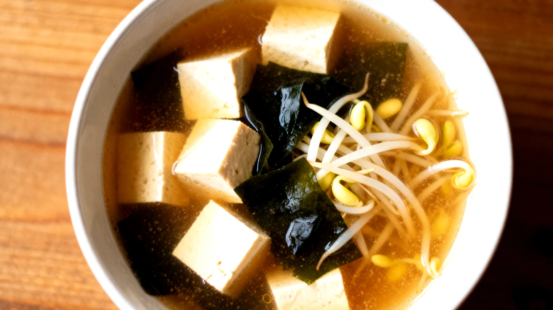 Zuppa di miso con tofu, alghe wakame e germogli di soia"